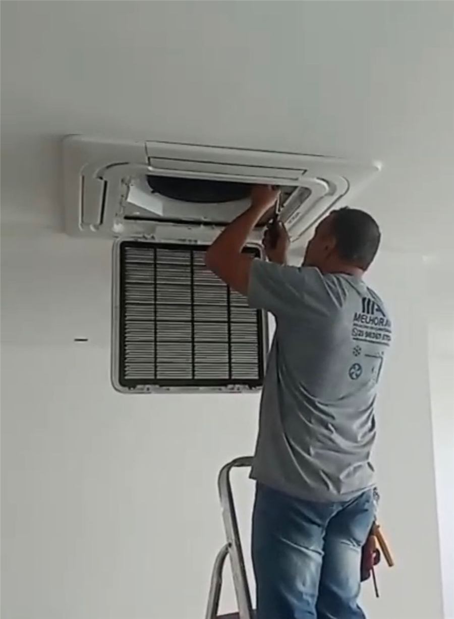 Manutenção de ar-condicionado cassete em forro