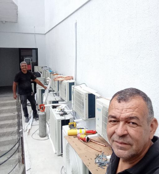Várias condensadoras instaladas lado a lado em obra comercial